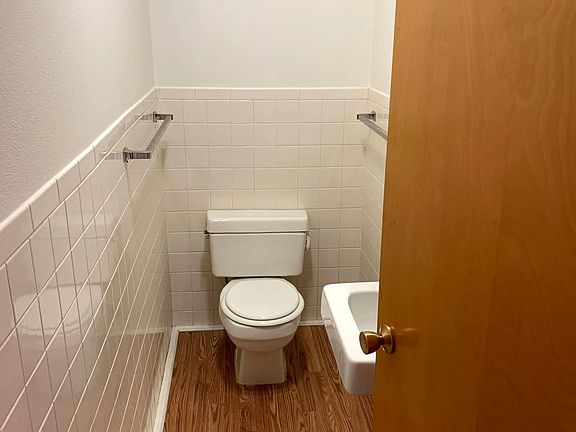 1/2 BATHROOM