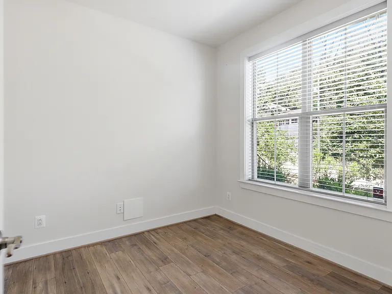 2252 S Glebe Rd — Photo 3