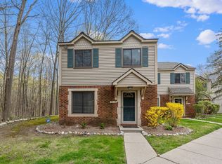 1515 Streamwood Ct, Rochester, MI 48309