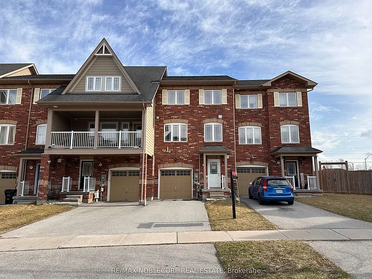 1287 Coleman Cres — Photo 1
