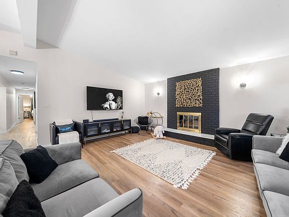 5th image of 2131 Fraserview Dr