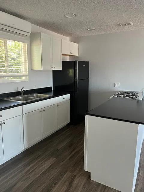 1 bed, 550 sqft, $2,100 — Photo 3