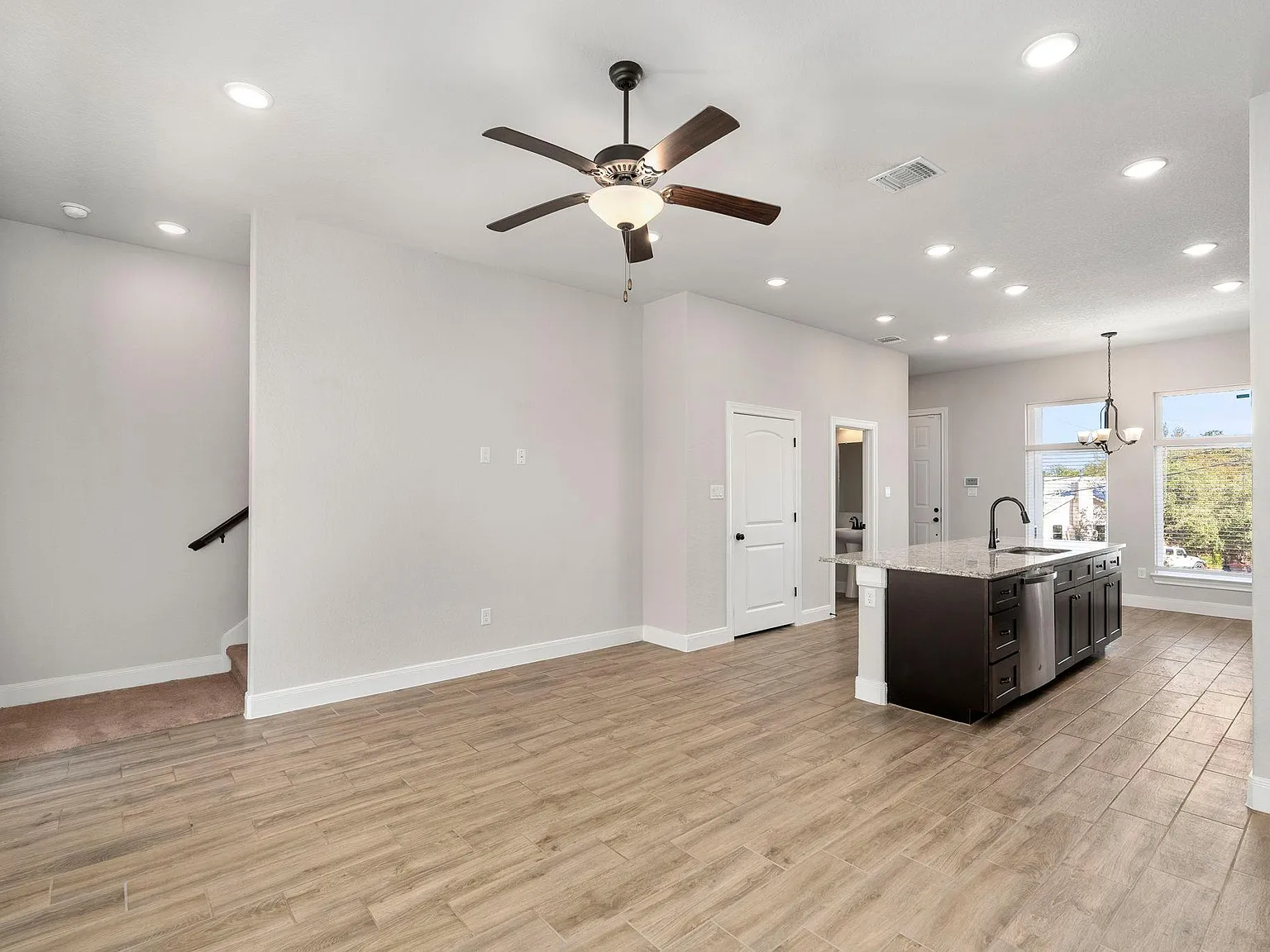 2 bed, 2.5 bath, 1283 sqft, $1,550 — Photo 2