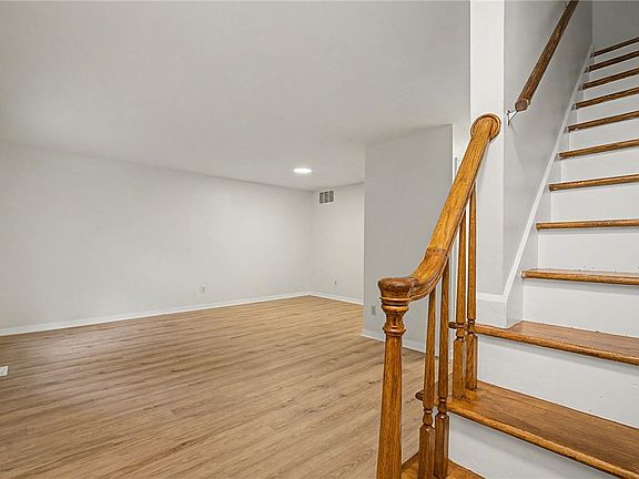 5th image of 76 Cranston Ct