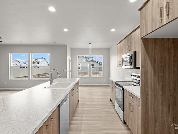 4th image of 487 Hamlow Ave