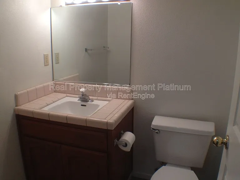 675 N Claremont Ave — Photo 14