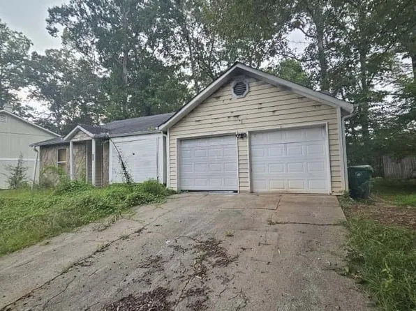 854 Greenhedge Dr, Stone Mountain, GA 30088