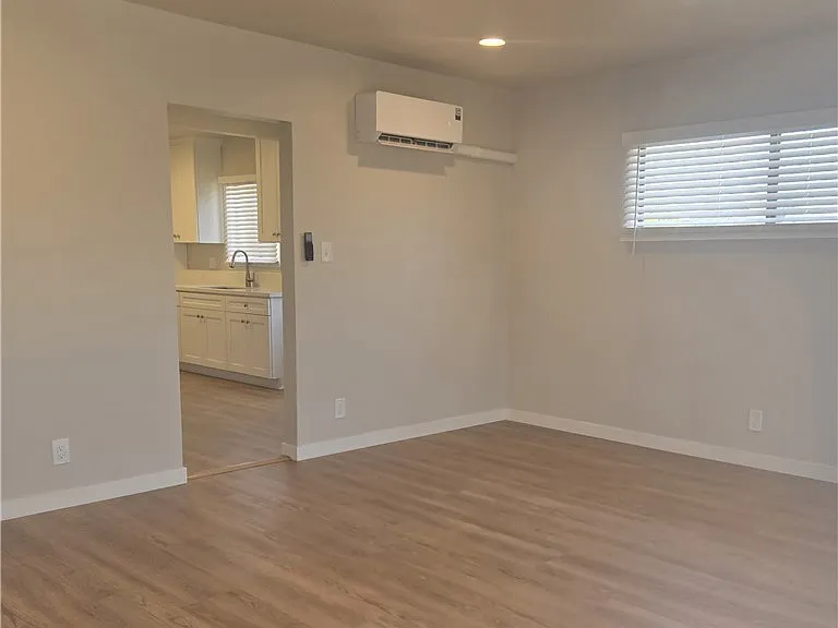 3652 E 17th St — Photo 3