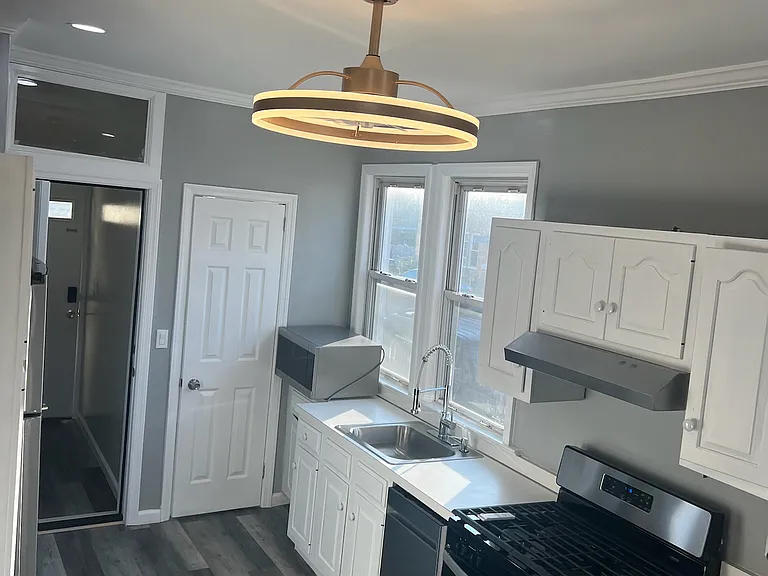 77 Laidlaw Ave #3 — Photo 5