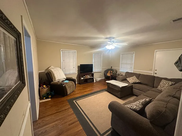 1004 E Magnolia Ave — Photo 2