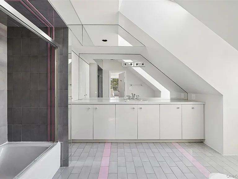 92 Old House Ln — Photo 7