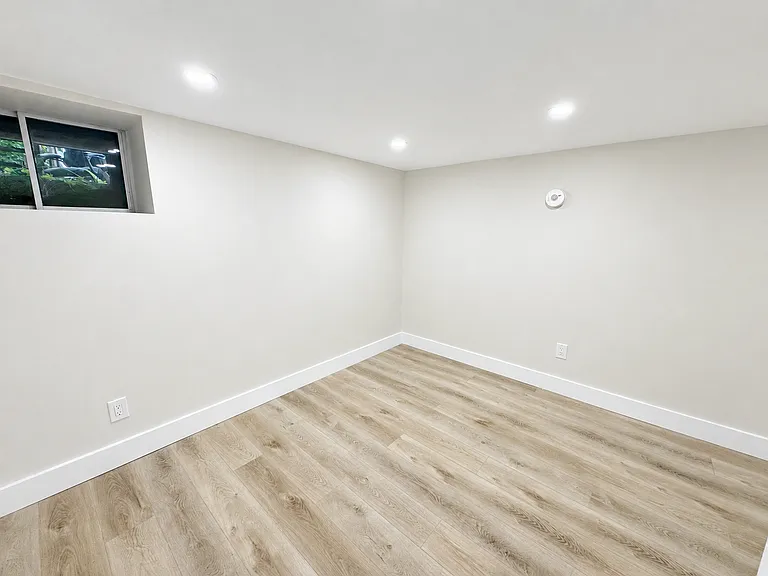 482 King William St — Photo 13