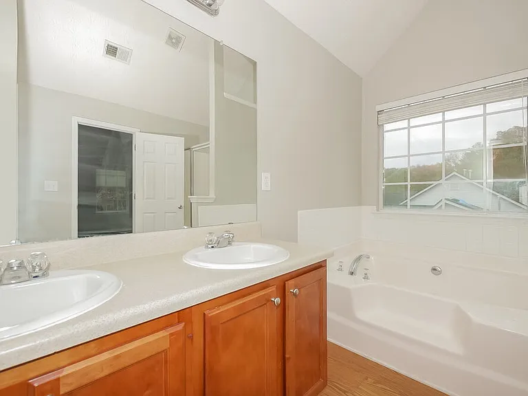 112 Garrison Ln — Photo 12