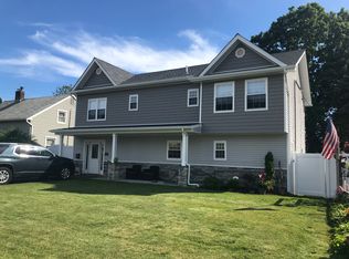 6 Chimney Ln, Levittown, NY 11756