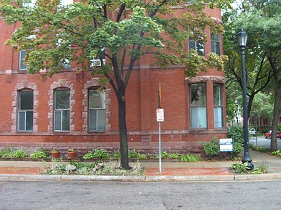 Convenient to Uptown and U of M. 612-310-1092