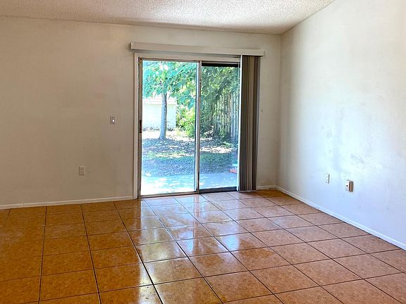 3rd image of 9918 River Crest Ct