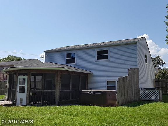 Screened in rear porch/sunroom