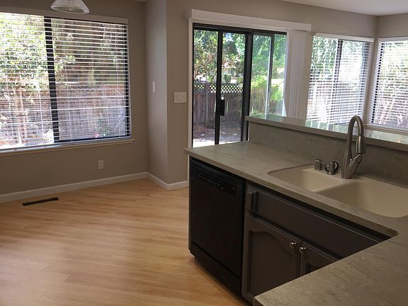 Sunny kitchen and breakfast nook.... 