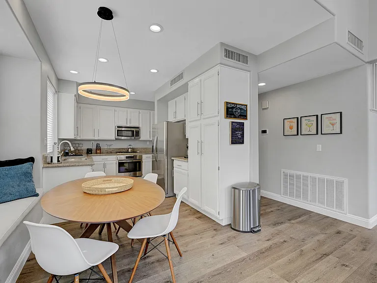 2239 Le Conte Ave — Photo 14