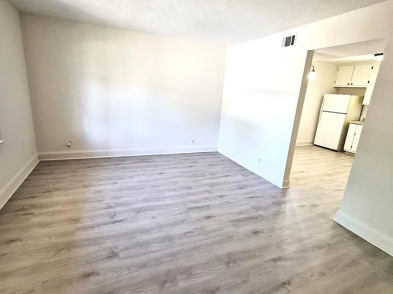 3360 Club Dr #C — Photo 5