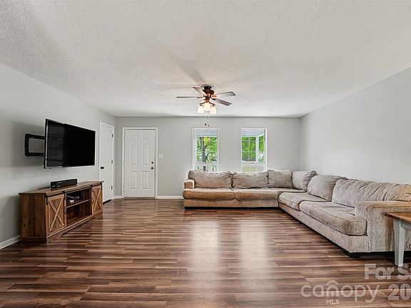 3rd image of 2716 Norfolk Rd