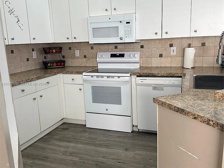 4025 Pine Ridge Ln — Photo 15