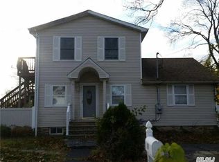 395 S 13th St, Lindenhurst, NY 11757