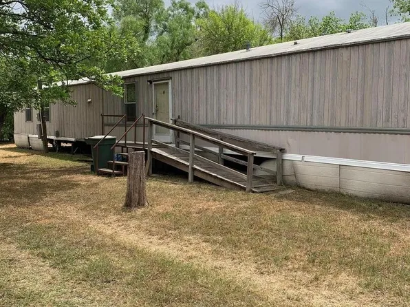 111 W MAHAFFEY ST, Uvalde, TX 78801