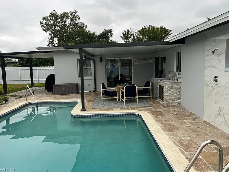 1118 NE Pine Island Ln — Photo 37