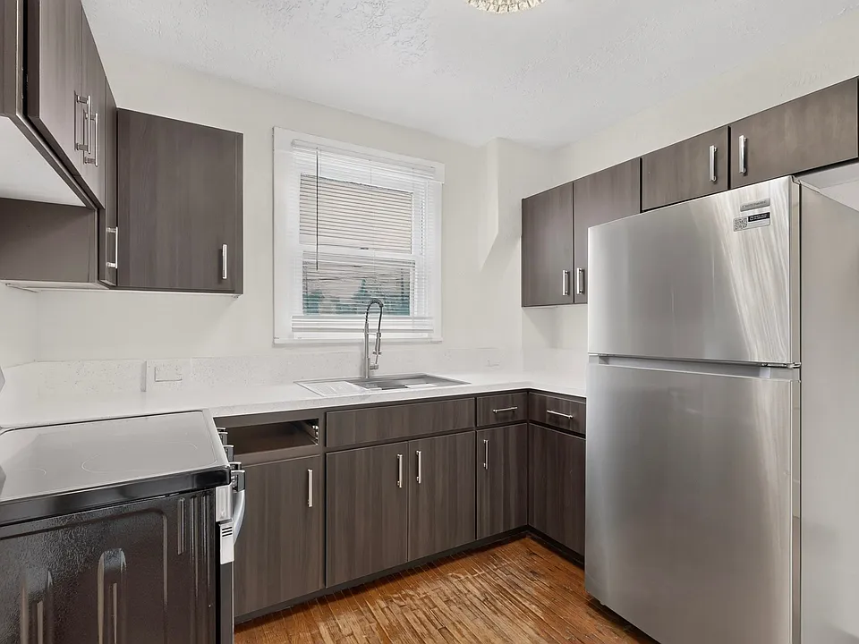 Amazing 900 Sf Renovated 1 Bed Apt In Edo