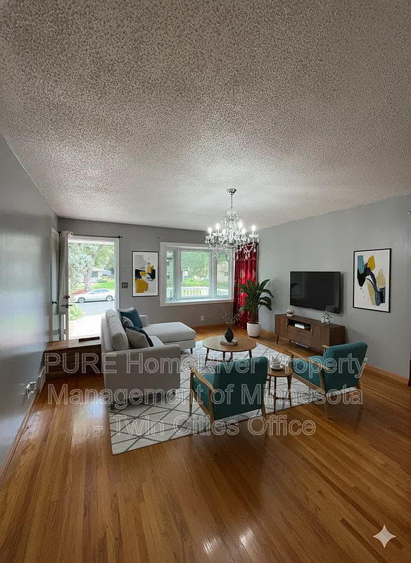 3 bed, 1.0 bath, 1348 sqft, $2,055 — Photo 2