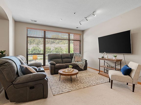 5th image of 294 Spring St