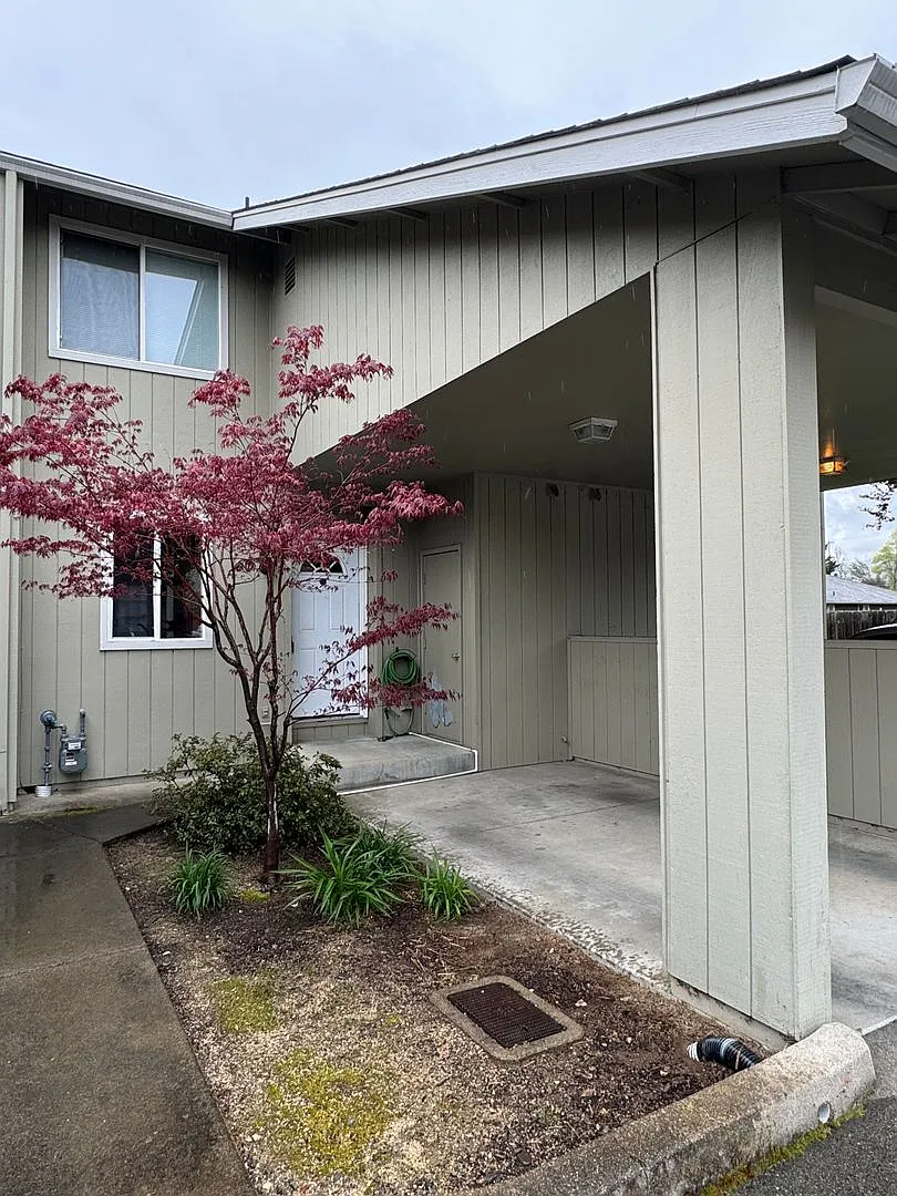 Townhouse in NE Grants Pass, Close to Shopping — Photo 1