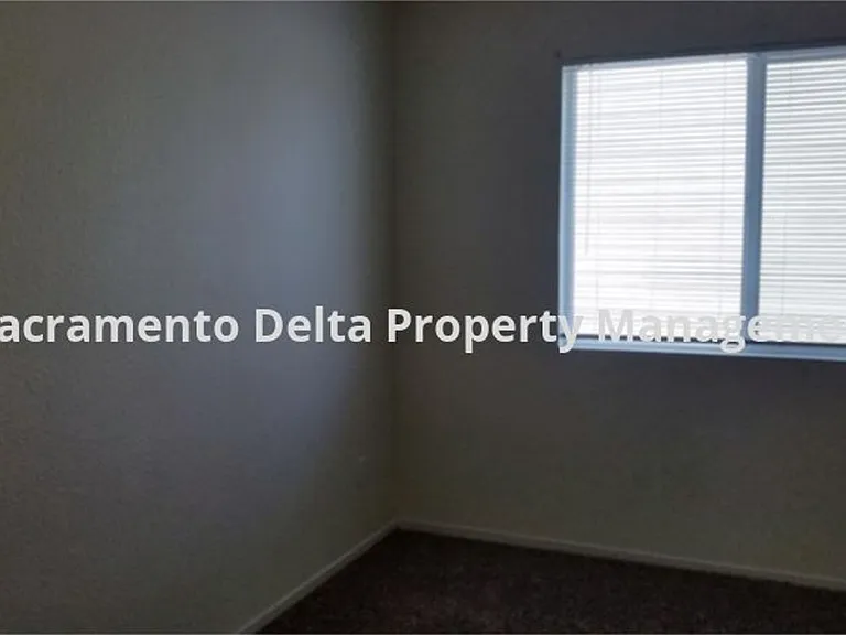 433 Coventry Ct — Photo 15