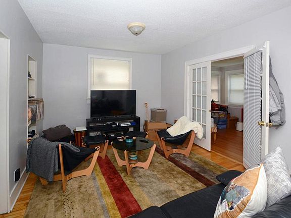 4th image of 266 King St W