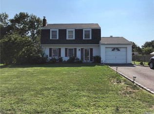 17 Segatogue Ln, South Setauket, NY 11720