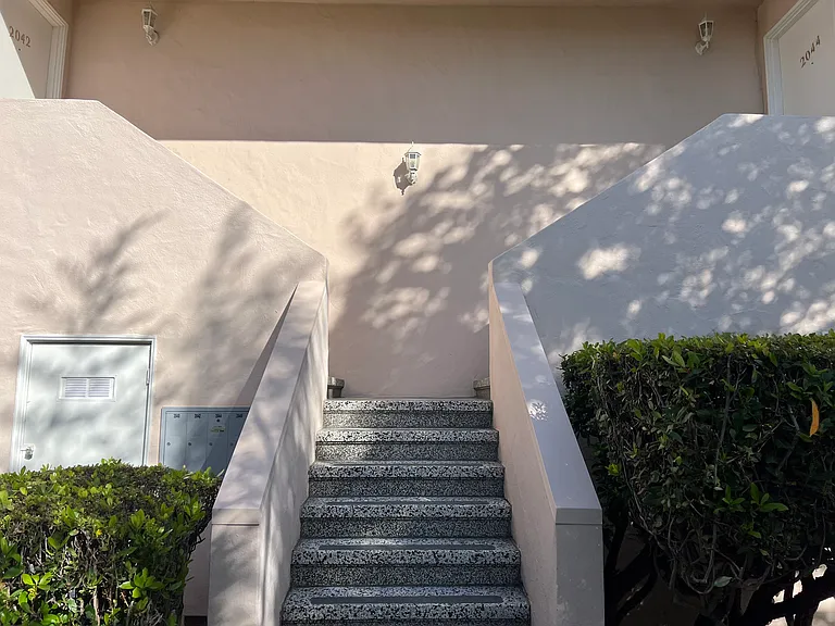 2046 Yale St — Photo 2