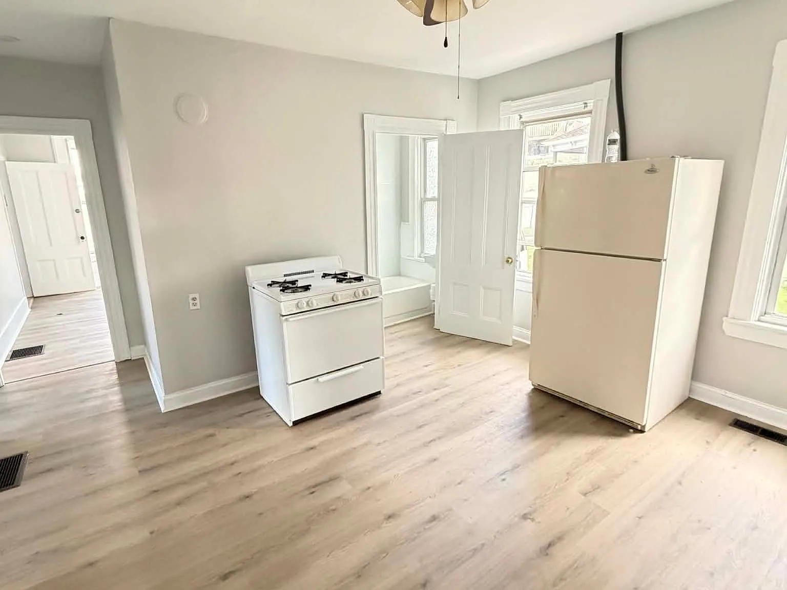 Spacious 3-Bedroom 2nd Floor Apartment - Wilson Ave, Woonsocket, RI 3bed 1bath — Photo 1
