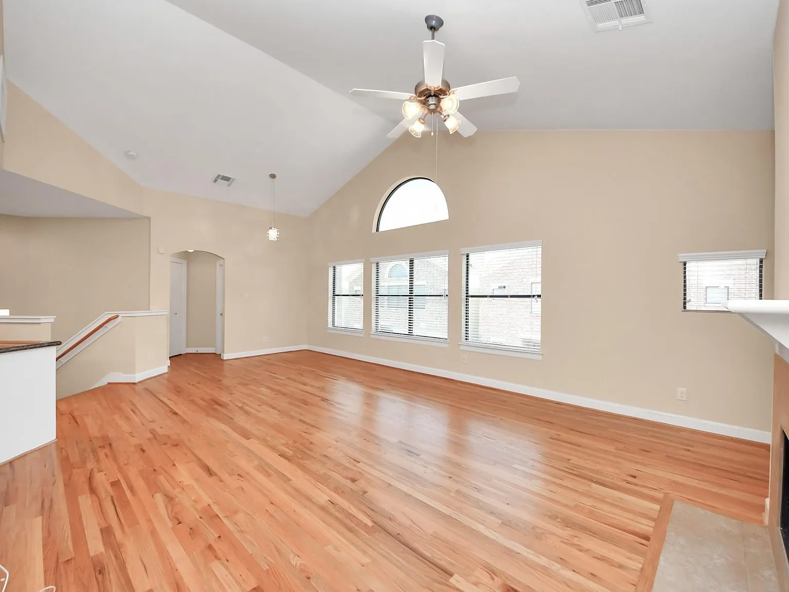 3 bed, 2.5 bath, 1799 sqft, $2,100 — Photo 3