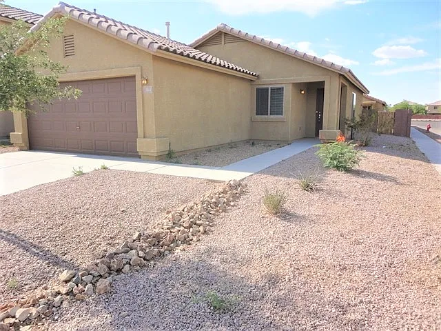 3 bed, 2.0 bath, 1094 sqft, $1,595 — Photo 1