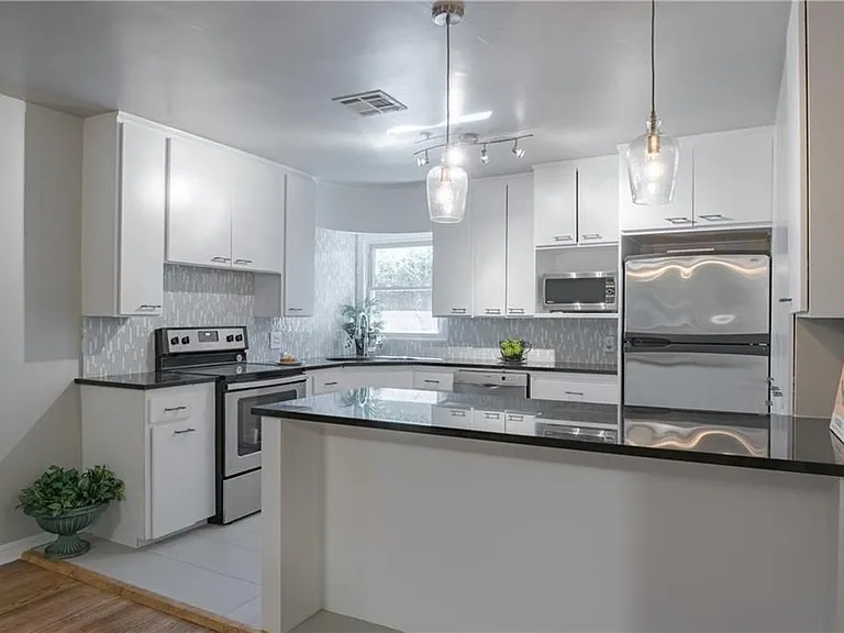 4713 N Harvey Pkwy — Photo 3