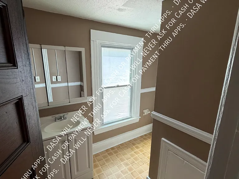 492 Augustine St — Photo 7