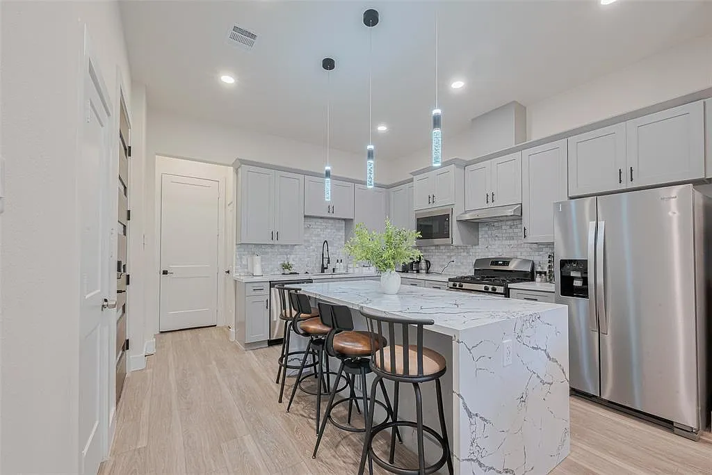 3 bed, 2358 sqft, $3,800 — Photo 2