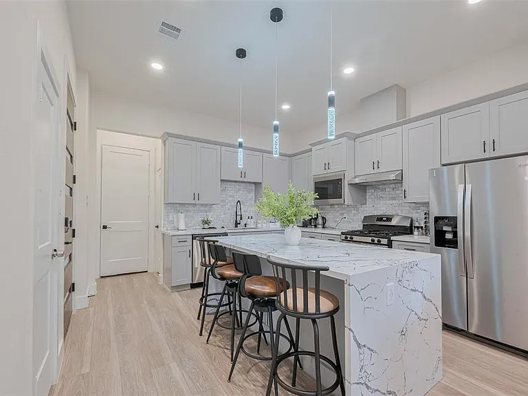 2909 Nagle St — Photo 2