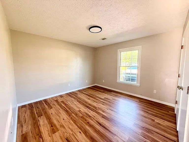 220 Azalea St — Photo 4