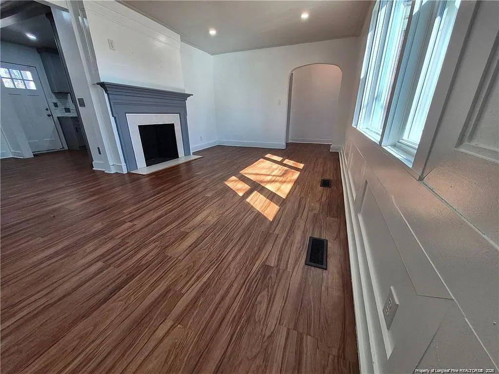 3 bed, 2.0 bath, 1585 sqft, $1,300 — Photo 3