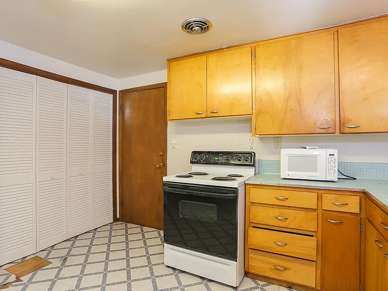 2408 Lake Dr — Photo 34