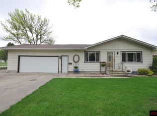 621 1st St SW, Madelia, MN 56062
