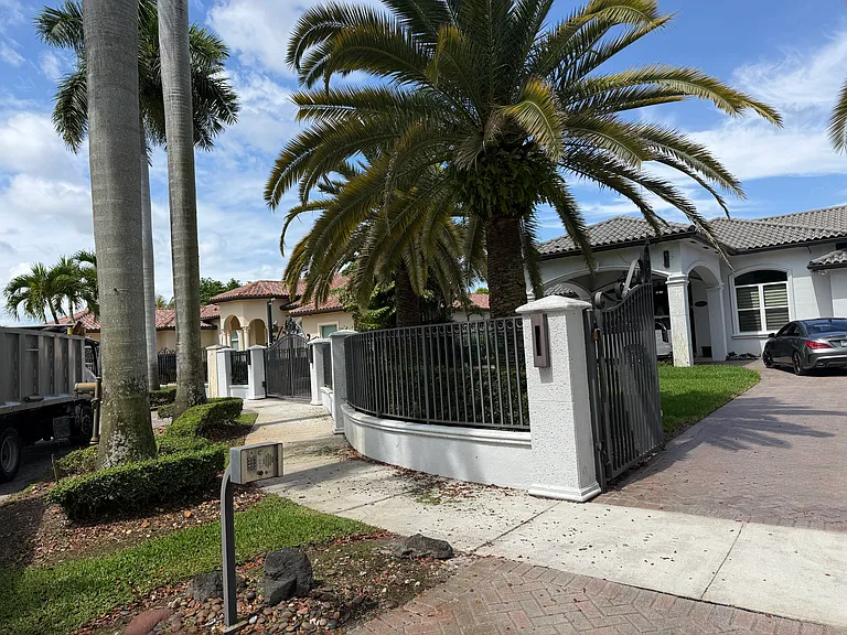 3440 SW 132nd Ct — Photo 2