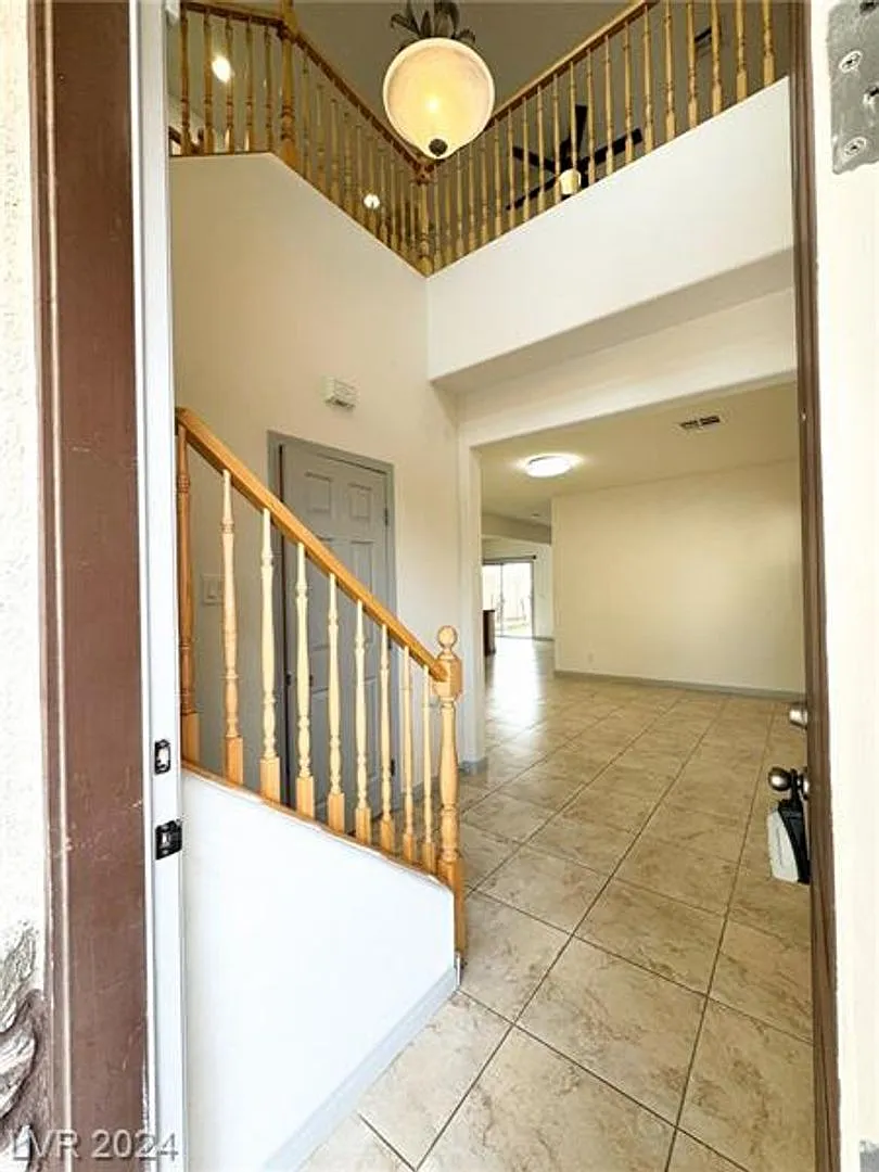 9' Vaulted Ceiling Home in Culd-De-Sac location of Southern Highland — Photo 3